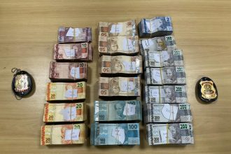 R$ 450 mil encontrados pela PF em sofá