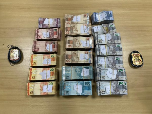 Alvo da PF, empresário investigado por desvios na Saúde tinha R$ 450 mil escondidos em sofá em Xerém 53 R$ 450 mil encontrados pela PF em sofá