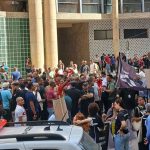 Trabalhadores na porta do TRT — Foto: Reprodução/Instagram