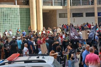 Trabalhadores na porta do TRT — Foto: Reprodução/Instagram
