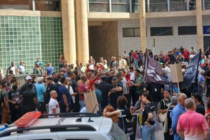 Trabalhadores na porta do TRT — Foto: Reprodução/Instagram