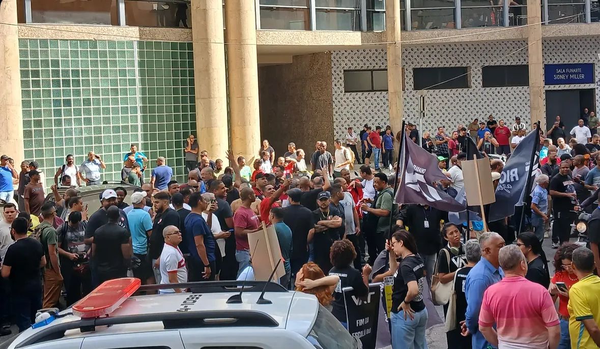 Trabalhadores na porta do TRT — Foto: Reprodução/Instagram