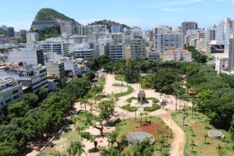 A Praça Nossa Senhora da Paz, em Ipanema, receberá 30 novas árvores e palmeiras, além de brinquedos acessíveis