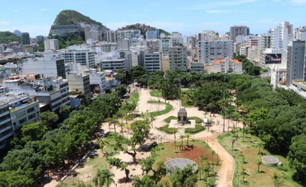 A Praça Nossa Senhora da Paz, em Ipanema, receberá 30 novas árvores e palmeiras, além de brinquedos acessíveis