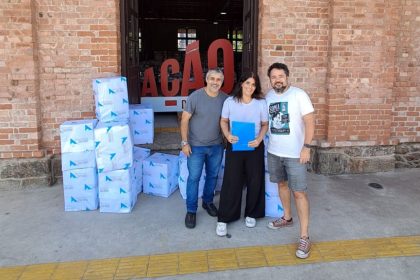 Representantes da Rodoviária do Rio e da Ação da Cidadania durante a entrega de 557 peças arrecadadas na Campanha do Agasalho 2026.