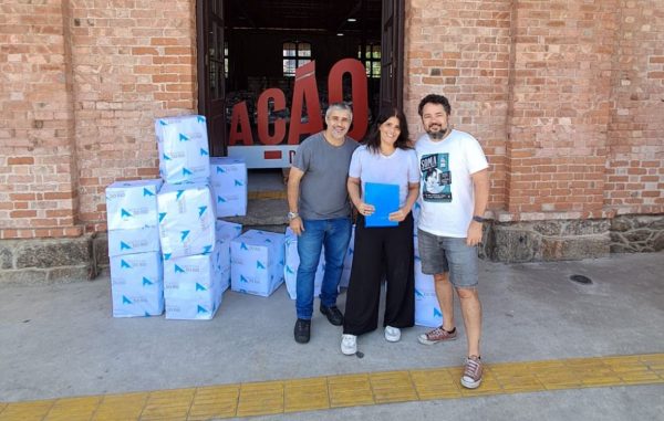 Representantes da Rodoviária do Rio e da Ação da Cidadania durante a entrega de 557 peças arrecadadas na Campanha do Agasalho 2026.
