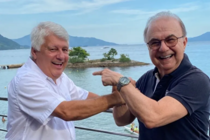 O atual prefeito de Angra dos Reis, Cláudio Ferreti (esq.) e o seu antecessor, Fernando Jordão (dir.) foram acusados pelo Ministério Público