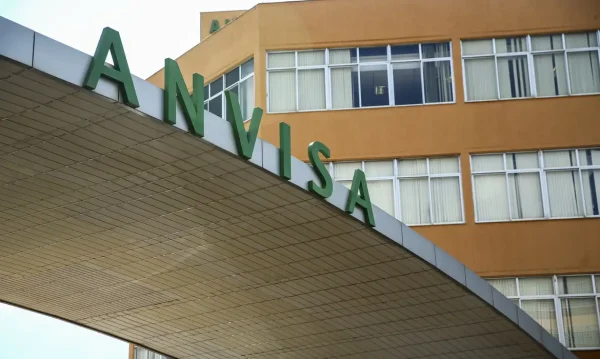 Anvisa determina recolhimento e suspensão da comercialização de lote de água mineral Crystal após identificação de bactéria