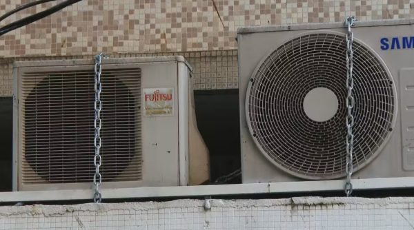 Sequência de furtos na Tijuca leva comerciantes a prenderem aparelhos de ar-condicionado com correntes