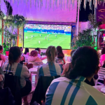 Imagens do restaurante Chez Michou, em Búzios, lotado de argentinos no primeiro jogo da Copa do Mundo de 2026