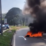 Incêndio em barricadas foi registrado na manhã deste sábado (27) na Barra da Tijuca