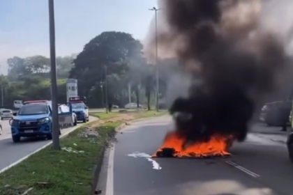 Incêndio em barricadas foi registrado na manhã deste sábado (27) na Barra da Tijuca