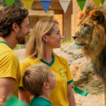 Família no BioParque do Rio em frente a um leão