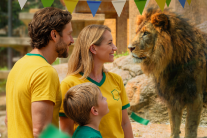 Família no BioParque do Rio em frente a um leão