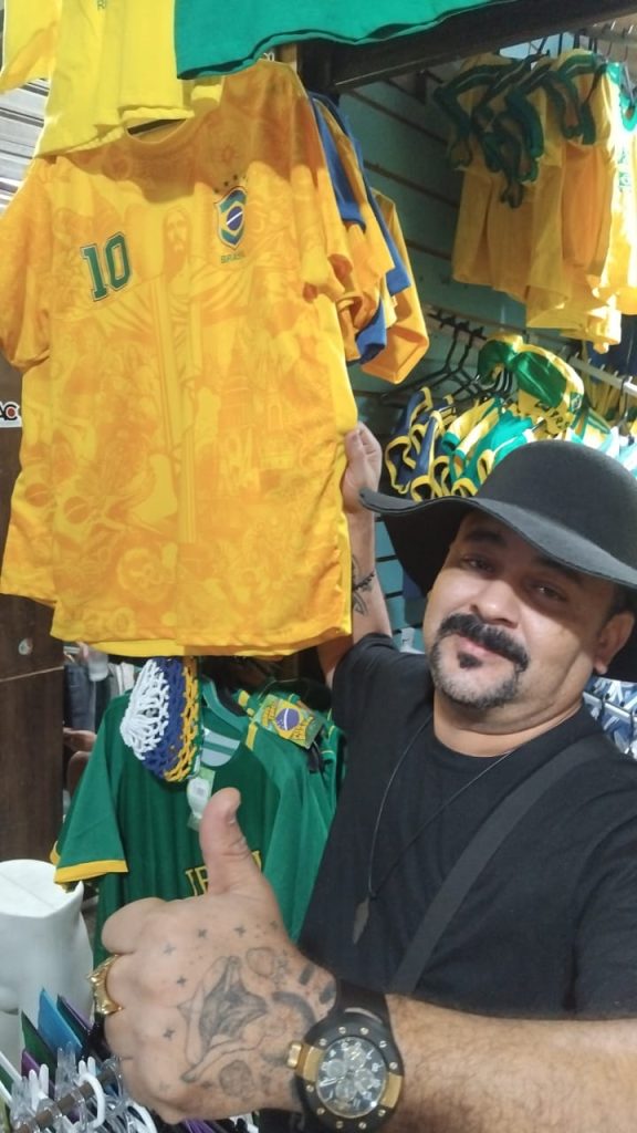 Polêmica da 'camisa diabólica' da seleção brasileira vai parar nos camelôs do Rio 62 camisa2