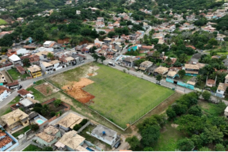 Obra em campo de futebol em Búzios pode ter sido feita com areia retirada de lixão, segundo o MP