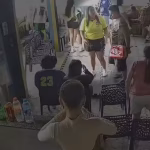 Imagens das câmeras de segurança do momento em que colombiana oferece banana
