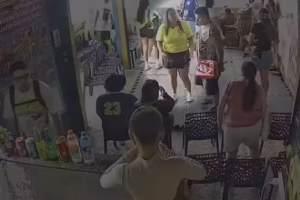 Imagens das câmeras de segurança do momento em que colombiana oferece banana