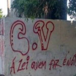 Pichação em muro do comando vermelho