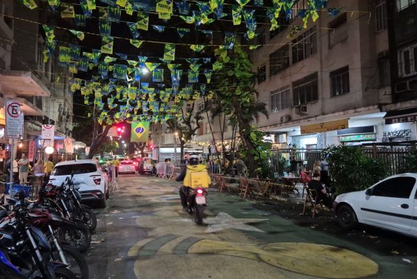 Rua embandeirada e com asfalto pintado em Copacabana: Copa do Mundo 2026 gera febre coletiva até em quem não gosta de futebol