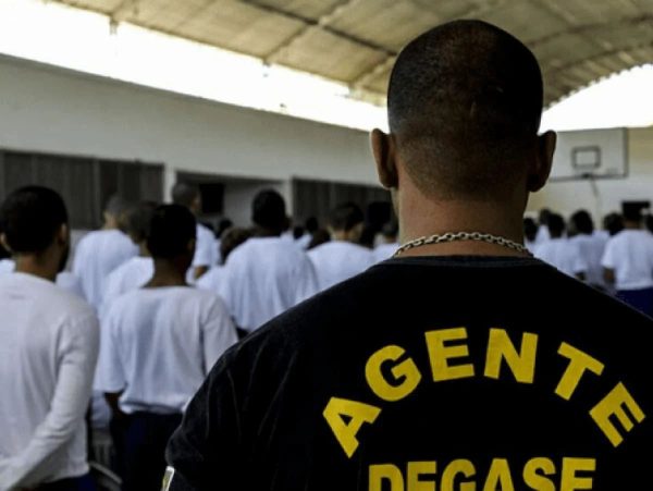 Polícia investiga denúncia de agressões contra adolescente internado no Degase após caso de estupro coletivo 53 Denúncias de agressões e humilhações contra adolescente internado no Degase são alvo de investigação policial.