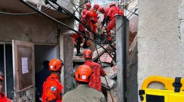 Imóvel de três andares desaba na Ilha do Governador e deixa 2 crianças sob os escombros; bombeiros atuam no local