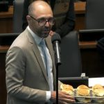 Alexandre Knoploch exibiu uma bandeja de pão com ovo durante a sessão da Alerj desta quarta-feira (10), em meio à polêmica envolvendo declarações contra Daniel Soranz.