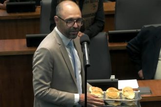Alexandre Knoploch exibiu uma bandeja de pão com ovo durante a sessão da Alerj desta quarta-feira (10), em meio à polêmica envolvendo declarações contra Daniel Soranz.