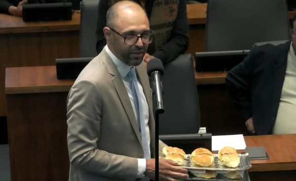 Alexandre Knoploch exibiu uma bandeja de pão com ovo durante a sessão da Alerj desta quarta-feira (10), em meio à polêmica envolvendo declarações contra Daniel Soranz.