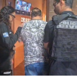 Falso médico sendo preso pela Polícia Civil