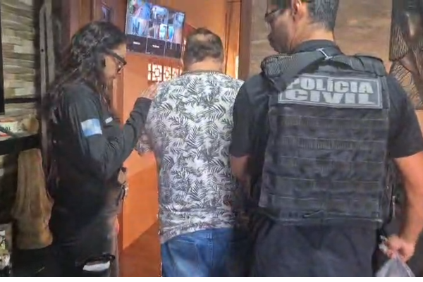 Falso médico sendo preso pela Polícia Civil