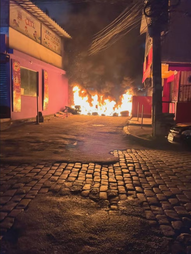 Operação na Maré mobiliza Bope e Core, fecha escolas, unidades de saúde e Fiocruz; passageiros se jogam no chão em estação de BRT 62 fogo barricadas