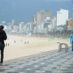 Praia de Ipanema em dia de frio