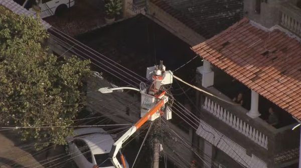 Gato dá trabalho à equipe da Light na Zona Norte do Rio na manhã desta quarta — e não foi por furto de energia