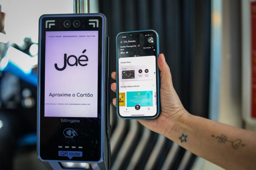 No app do Jaé, o passageiro pode consultar saldo, pagar passagem e recarregar
