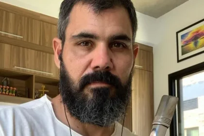 Ator Juliano Cazarré receberá a Medalha Tiradentes, maior honraria concedida pela Alerj