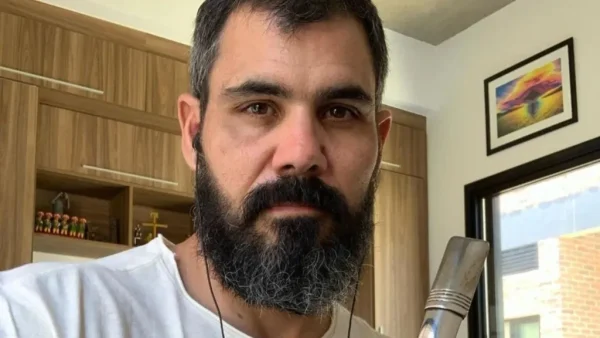 Ator Juliano Cazarré receberá a Medalha Tiradentes, maior honraria concedida pela Alerj
