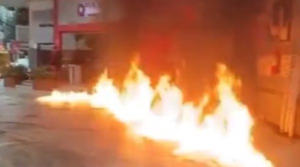 Motociclista alega ter recebido gasolina adulterada e incendeia posto de combustíveis na Freguesia; veja o vídeo