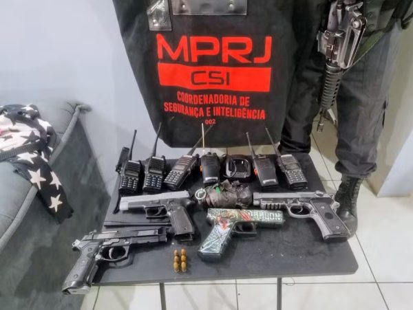 MPRJ prende três PMs por venda de arma apreendida durante operação em Belford Roxo