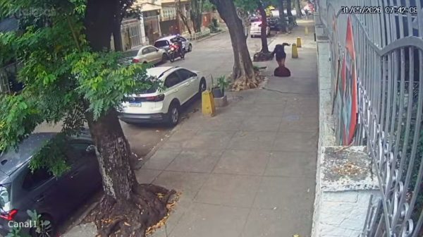 Mulher cai em bueiro no Maracanã após tampa ceder; veja o vídeo