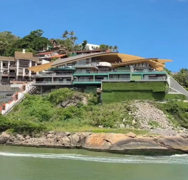 Mistério revelado: construção polêmica no Joá terá sete suítes e quase 2 mil metros quadrados sobre o Quebra-Mar 50 Mistério revelado: construção polêmica no Joá terá sete suítes e quase 2 mil metros quadrados sobre o Quebra-Mar