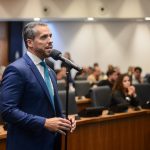 Rodrigo Amorim durante sessão na Alerj em que acusou a bancada do PSOL de apresentar emendas com assinaturas “escaneadas”