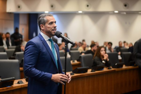 Rodrigo Amorim durante sessão na Alerj em que acusou a bancada do PSOL de apresentar emendas com assinaturas “escaneadas”