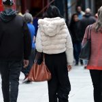pessoas caminham com casacos no frio