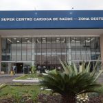 Fachada do Super Centro Carioca de Saúde na Zona Oeste do Rio