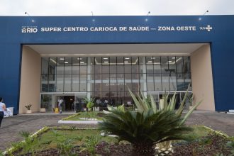 Fachada do Super Centro Carioca de Saúde na Zona Oeste do Rio