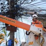 Funcionário da Light fiscaliza gatos de luz no Rio