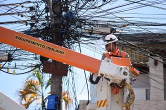 Funcionário da Light fiscaliza gatos de luz no Rio