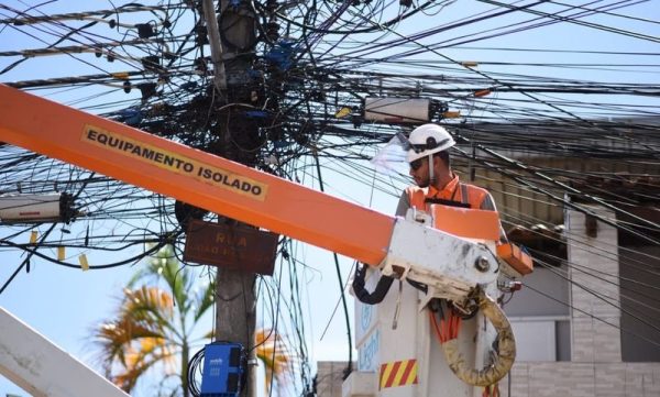 Funcionário da Light fiscaliza gatos de luz no Rio