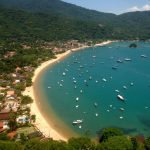 Vila do Abraão, em Ilha Grande, vista de cima